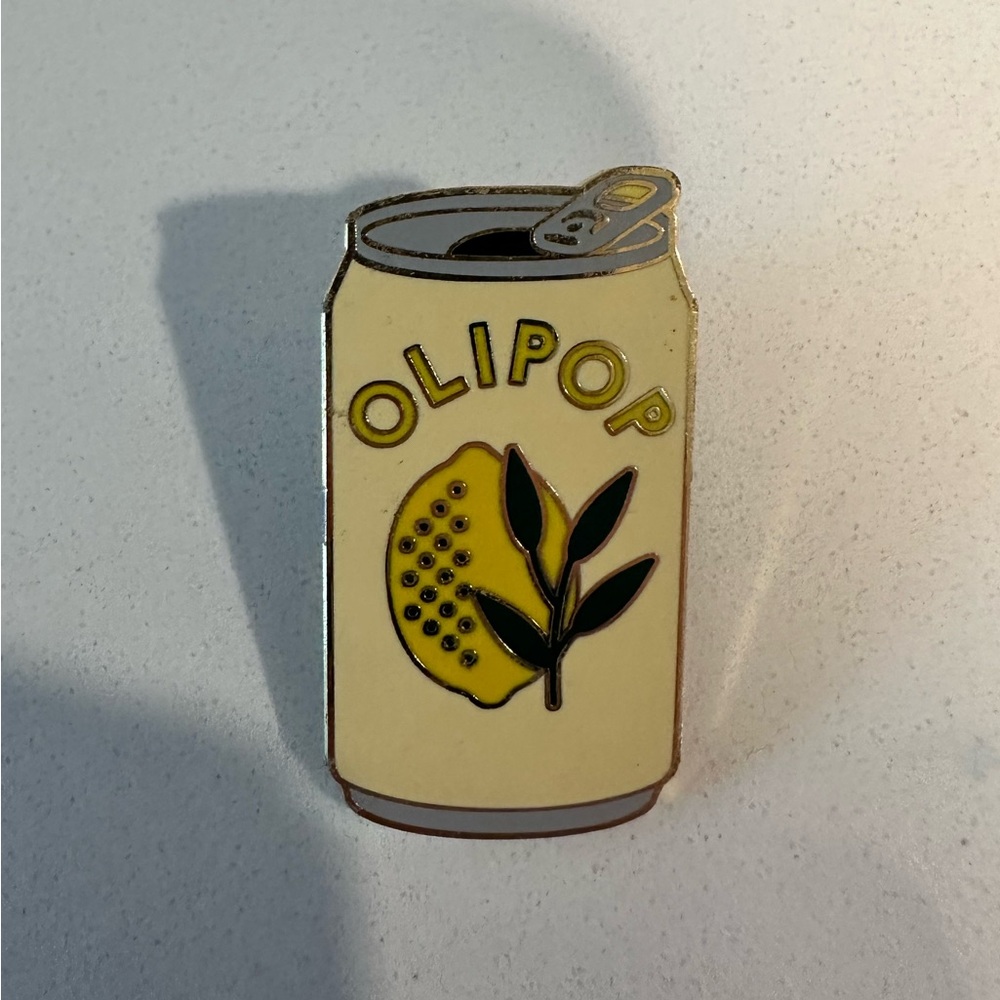 Olipop lemon soda pin